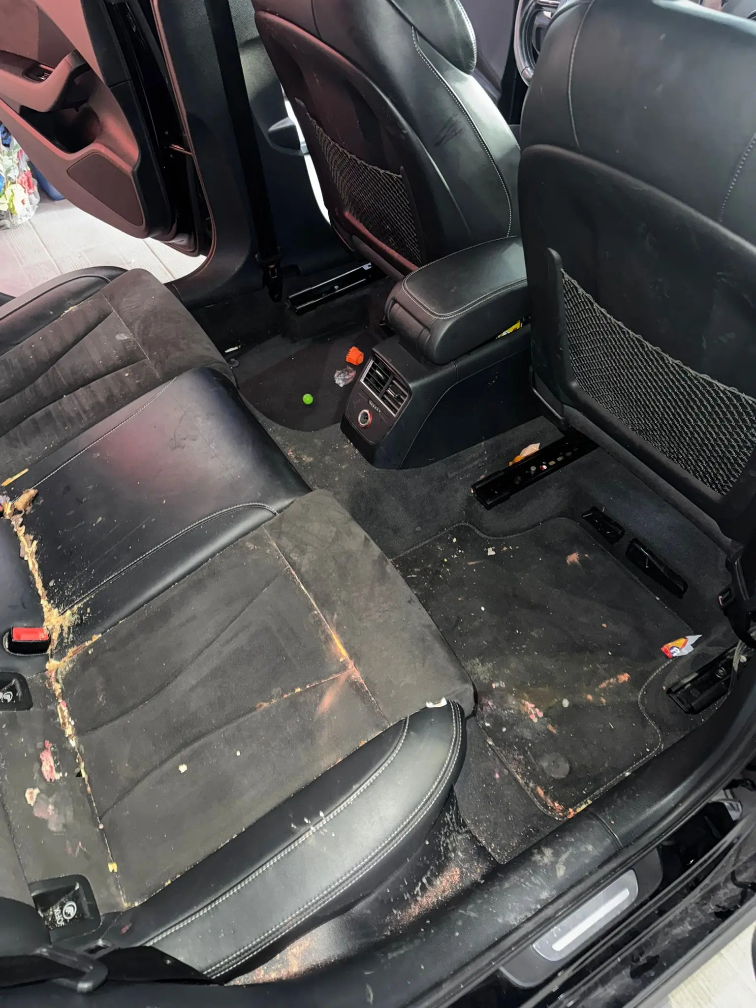 Intérieur véhicule avant nettoyage SLR